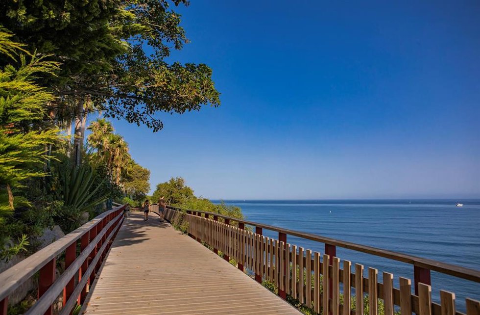 Archivo - El Ayuntamiento de Estepona licita el suministro de iluminación sostenible en el corredor litoral