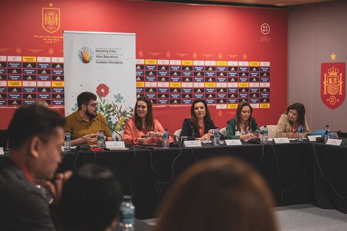 Nota De Prensa Y Fotografías. Educación