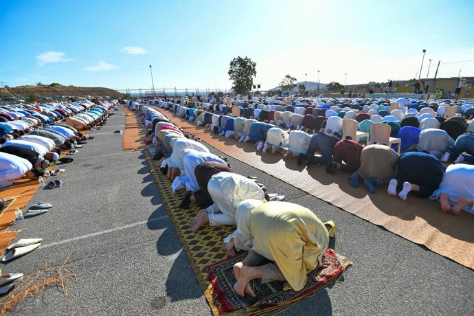 Archivo - Rezo multitudinario de fin de ramadán en Ceuta