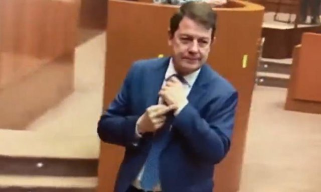 Polémico gesto de Mañueco