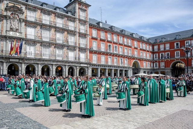 Archivo - Tamborileros, con túnicas verdes, en la Plaza Mayor durante la tamborrada del Domingo de Resurrección.