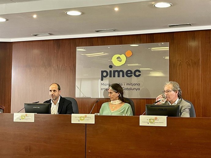 La vicepresidenta de Pimec, Mireia Cammany, el director de Economía y Empresa, Carles Mas, y el responsable de Estudios y Políticas Sectoriales de Pimec, Moiss Bonal