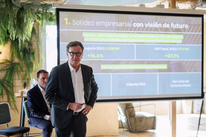 El director general de Leroy Merlin España, Alain Ryckeboer, interviene durante un acto de Leroy Merlin, en Comets Meetings-Retiro, a 23 de marzo de 2023, en Madrid (España). Durante el evento, se han presentado los resultados de Leroy Merlin en 2022 y 
