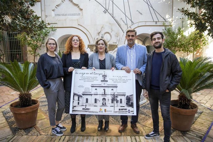 El delegado de Memoria Democrática en la Diputación de Córdoba, Ramón Hernández (segundo por la dcha.), y la delegada de Cultura y concejala del Ayuntamiento de Posadas, Salud Navajas (centro), presentan 'Un viaje por el tiempo'.
