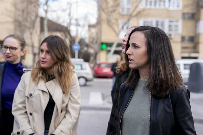 (I-D) Las coportavoces de Unidas Podemos en la Asamblea, Carolina Alonso y Alejandra Jacinto, y la secretaria general de Podemos y ministra de Derechos Sociales y Agenda 2023, Ione Belarra, durante su visita a la Central Térmica de Orcasitas, a 17 de ma