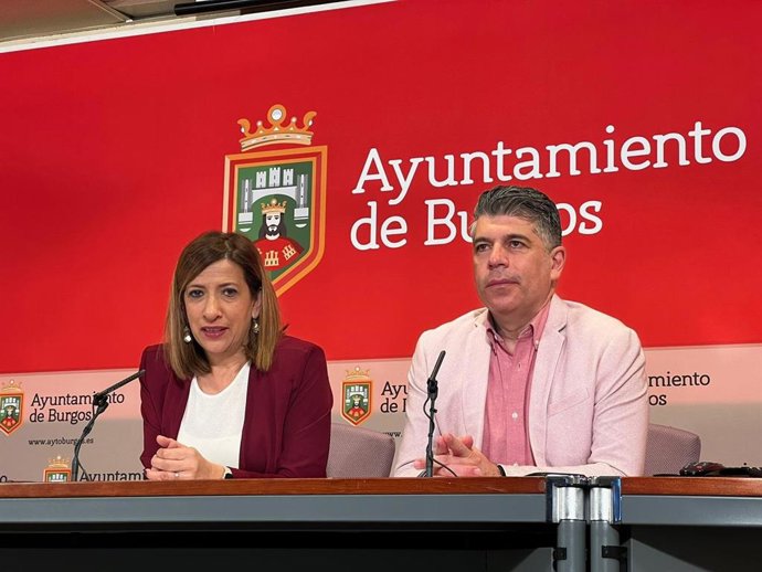 Los portavoces del equipo de Gobierno local de Burgos Nuria Barrio y Vicente Marañón tras la celebración de la Junta de Gobierno