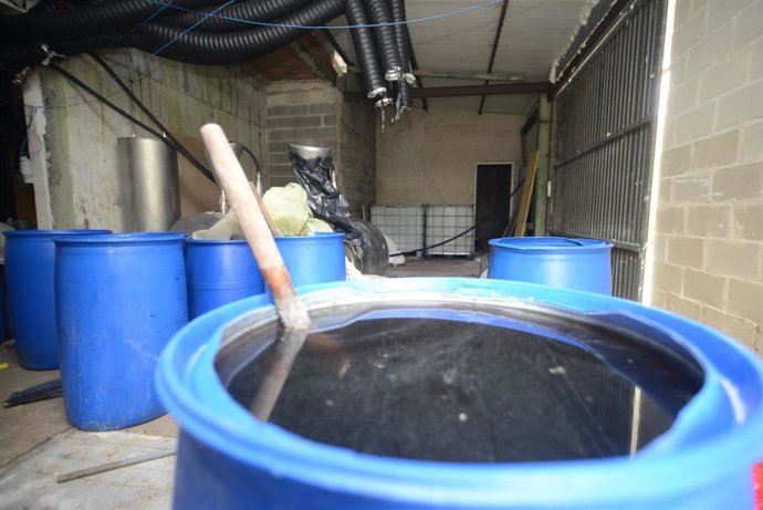 Bidones con disolvente en una vivienda donde se ha encontrado un laboratorio de cocaína, a 22 de marzo de 2023, en San Xurxo de Sacos, Cerdedo-Cotobade, Pontevedra, Galicia (España). Al menos 18 personas han sido detenidas en el transcurso de una operac