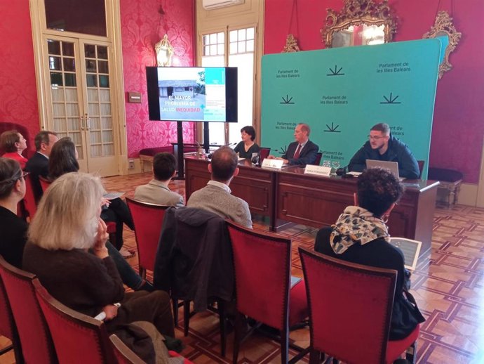 Representantes de Médicos del Mundo y Médicos Mundi, en el Parlament.
