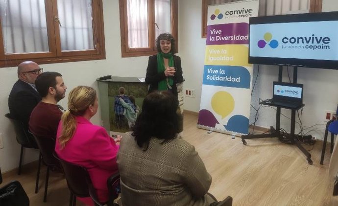 La coordinadora Ángela Vela presenta el nuevo centro de Cepaim.