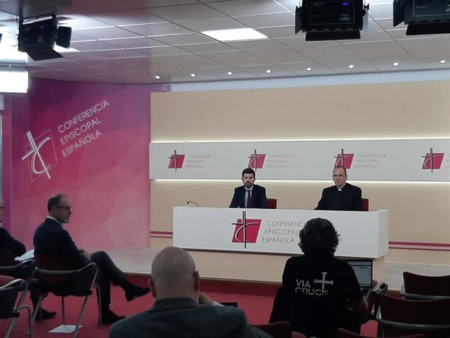 José María Albalad presenta la campaña Xtantos de la CEE.