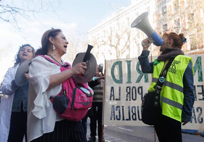 Varias personas participan en una cacerolada frente a la sede de la Dirección General de Recursos Humanos del Servicio Madrileño de Salud (Sermas), a 22 de marzo de 2023