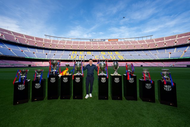 Bojan Krkic posa con los títulos ganados con el FC Barcelona, en el césped del Spotify Camp Nou