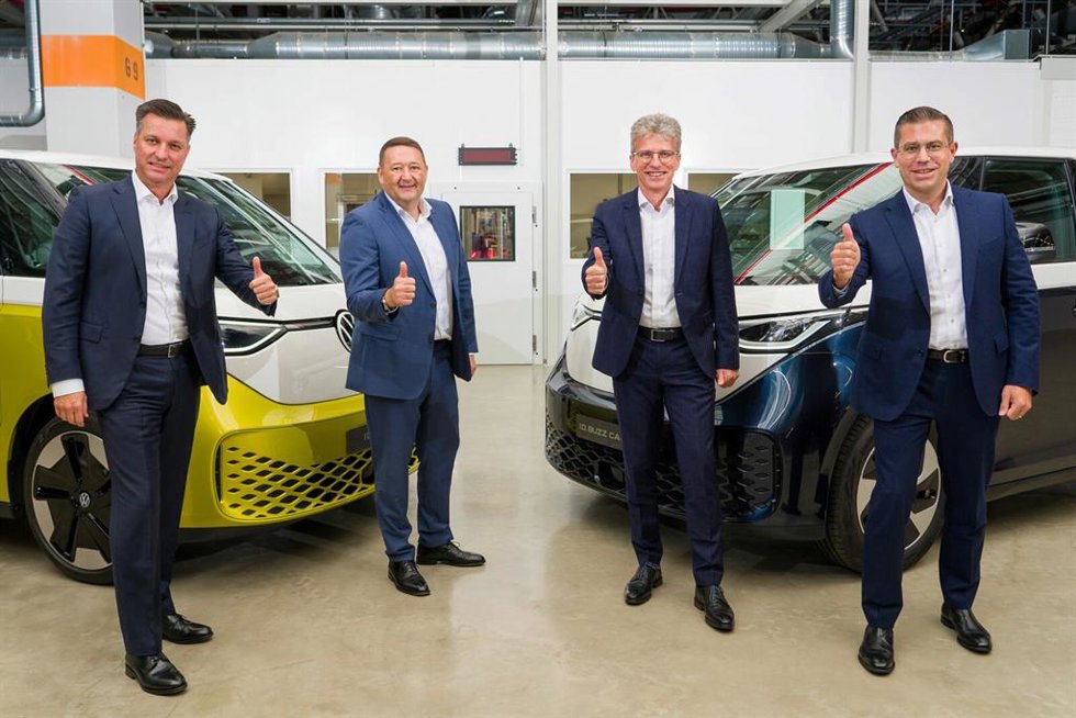 Archivo - De izquierda a derecha: Thomas Schmall, de Volkswagen y presidente del consejo de supervisión de PowerCo; Jrg Teichmann, director de adquisiciones de PowerCo; Ralph Kiessling, de Umicore, y Mathias Miedreich, director ejecutivo de Umicore