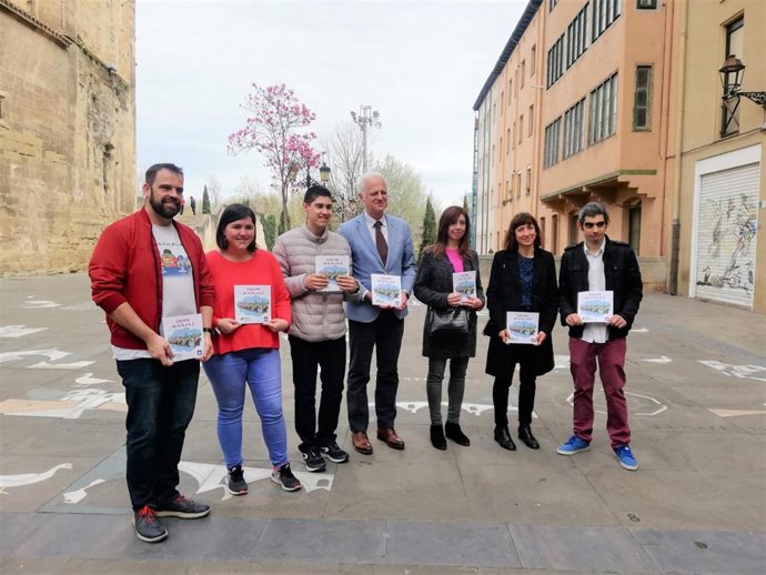 Presentación del libro 'Logroño de la A a la Z' en la Plaza de la Oca