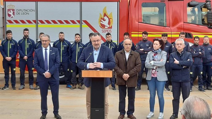 El presidente de la Diputación de León, Eduardo Morán, durante la visita efectuada al parque de bomberos habilitado en Astorga (León) .