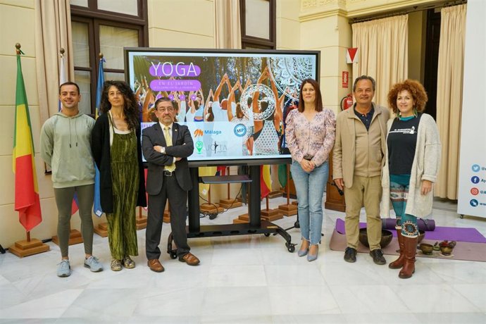 Presentación de Yoga en el Jardín