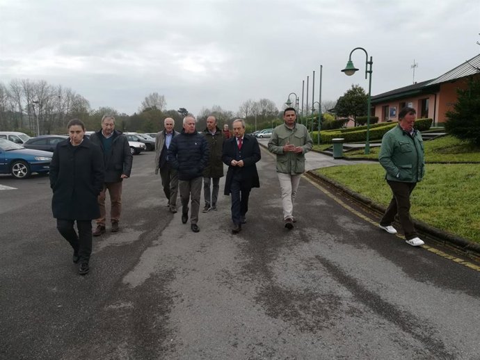 Archivo - El exalcalde, Wenceslao López, y el exconcejal de Interior, Iván Álvarez, con representantes de la Real Federación Española de Tenis y la Federación Asturiana en las instalaciones de El Asturcón, en Oviedo.