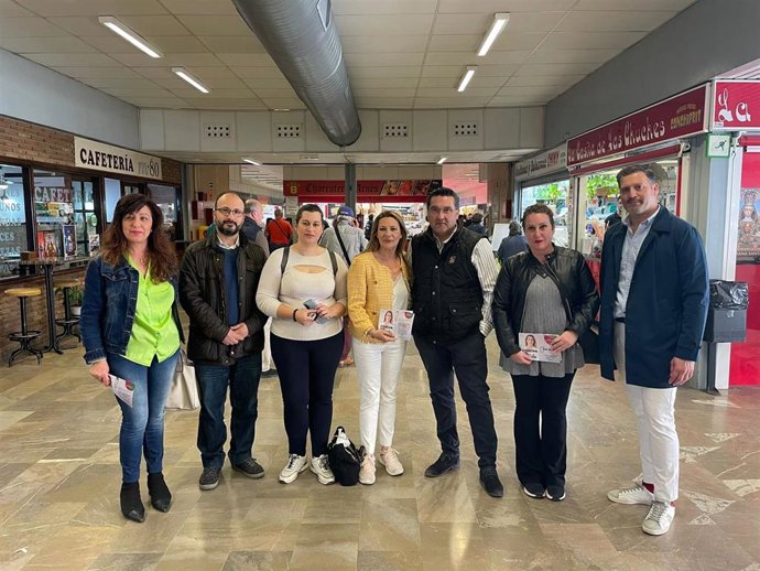 La candidata de Ciudadanos a la Alcaldía de Granada, Concha Insúa, visita Merca-80.
