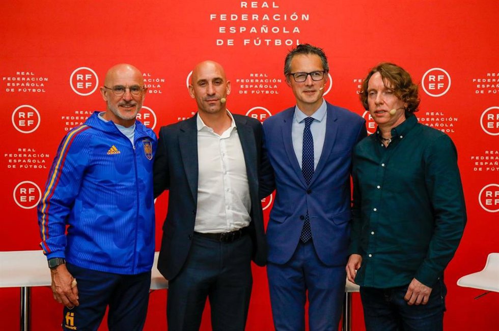 El seleccionador nacional de fútbol, Luis de la Fuente, y el presidente de la RFEF, Luis Rubiales, en la presentación de la aplicación para que las personas ciegas puedan vivir más intensamente los partidos de la selección.