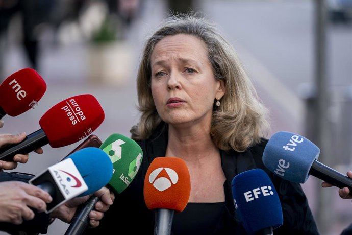 La vicepresidenta del Gobierno Nadia Calviño asiste a la capilla ardiente del exvicepresidente segundo del Gobierno, Pedro Solbes, en el Tanatorio de la Paz, a 18 de marzo de 2023, en Alcobendas, Madrid (España). La Comisión Ejecutiva Federal del PSOE h