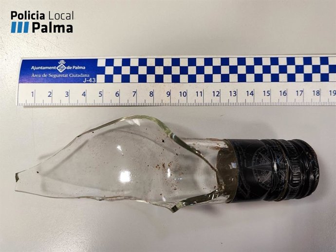 Botella rota utilizada por el agresor.