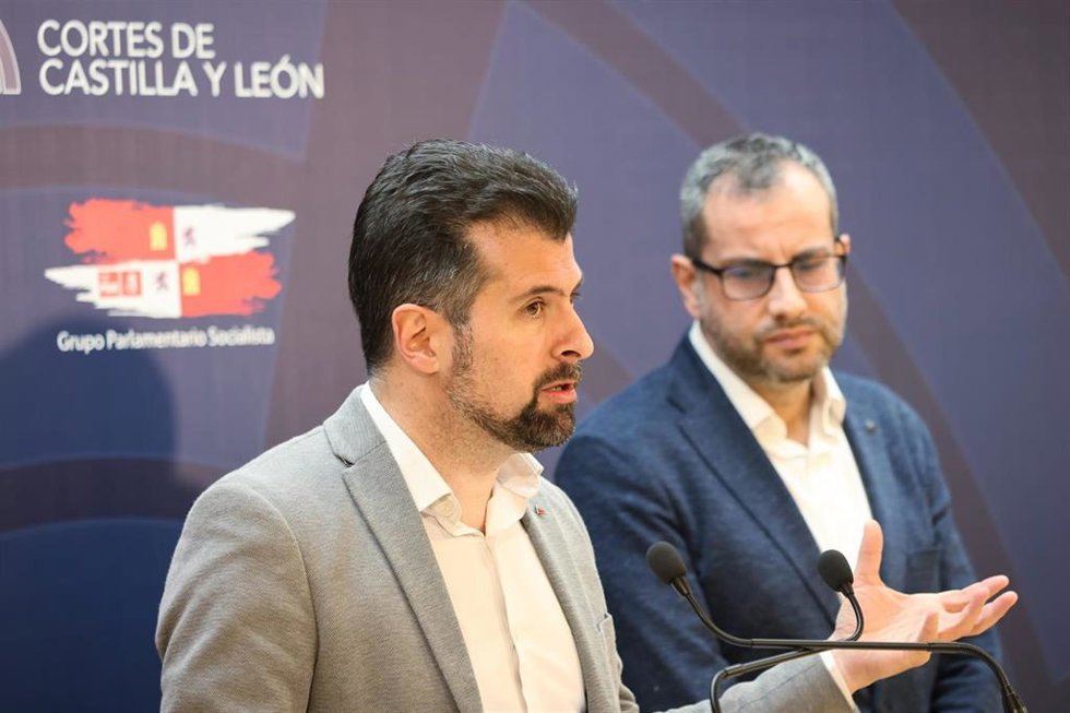 El portavoz del Grupo Parlamentario Socialista, Luis Tudanca, y el eurodiputado por Castilla y León, Iban García del Blanco, ofrecen una rueda de prensa