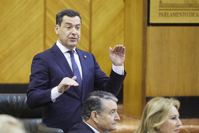 El presidente de la Junta de Andalucía, Juanma Moreno, este jueves ante el Pleno del Parlamento