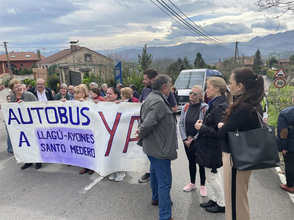La portavoz de Vox en el Ayuntamiento de Oviedo, Cristina Coto, con los vecinos de Latores.