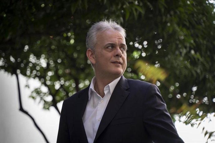 Archivo - El vicepresidente segundo del Consell y conseller de Vivienda y Arquitectura Bioclimática, Héctor Illueca, posa para Europa Press.