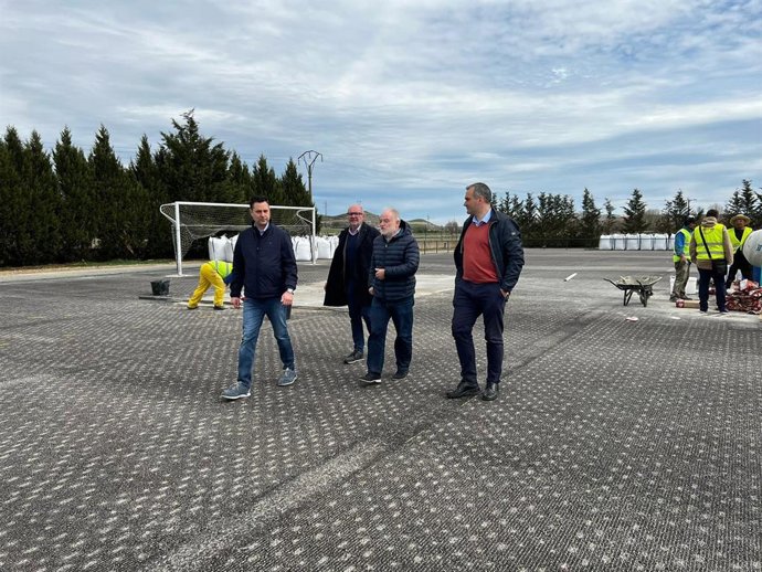 El alcalde, primero  por la izquierda, en la visita a las instalaciones Pallafría.