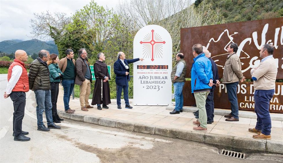 Archivo - El consejero de Turismo, Javier López Marcano, en la puesta en marcha del reloj de la cuenta atrás del Año Jubilar Lebaniego en Camaleño