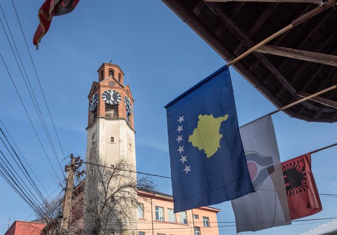 Archivo - Banderas de Kosovo y Albania en la capital kosovar, Pristina