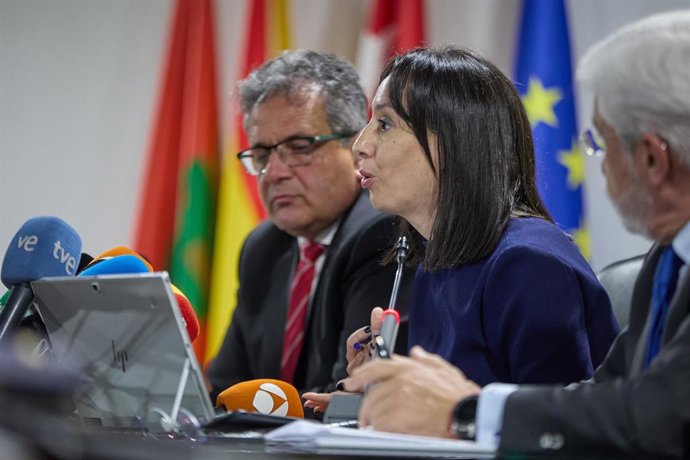 La delegada del Gobierno en la Comunidad de Madrid, Mercedes González (c), el alcalde de la ciudad, Ramón Jurado (i), y el concejal de Seguridad Ciudadana y Movilidad, Francisco Conde Sánchez (d), atienden a los medios tras la Junta Local de Seguridad d