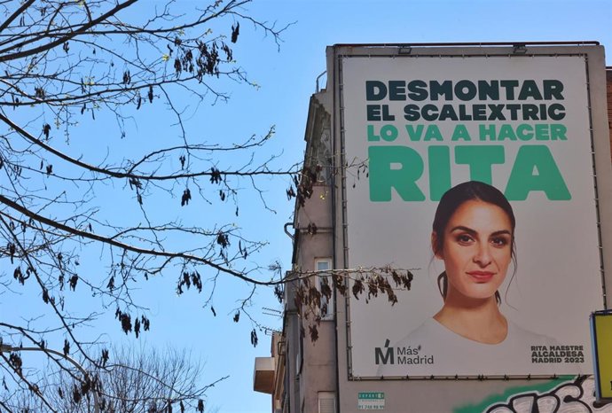 Más Madrid se compromete con una lona en la avenida de la Albufera a desmontar el Scalextric de Vallecas