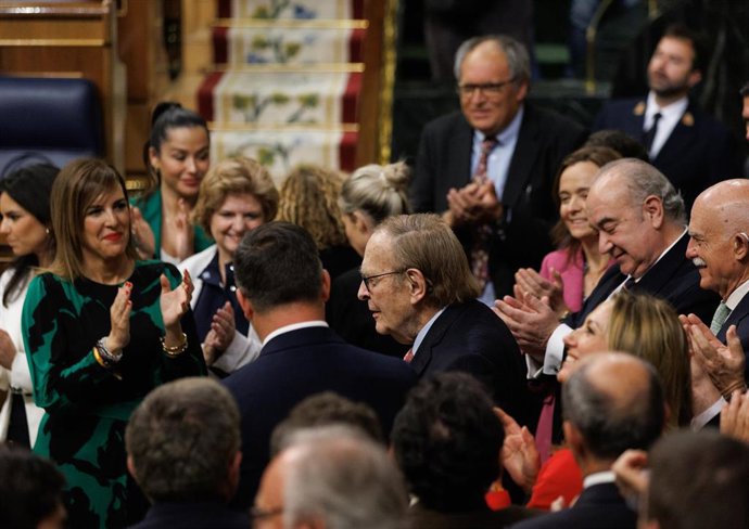El líder de VOX, Santiago Abascal (i) y el candidato de la moción de censura, profesor y economista Ramón Tamames (c), al finalizar la segunda sesión de la moción de censura, en el Congreso de los Diputados, a 22 de marzo de 2023, en Madrid (España). 