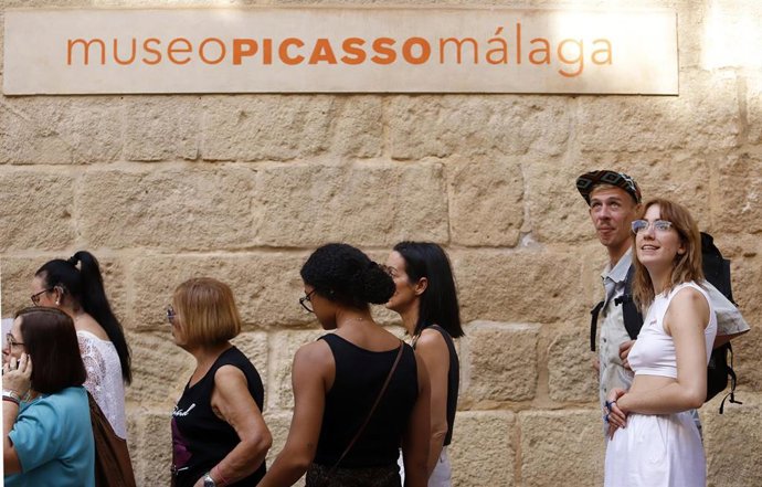Archivo - Turistas esperando para entrar en el Museo Picasso de Málaga.