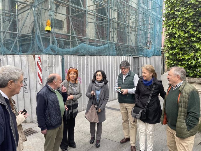 La portavoz de Vox en el Ayuntamiento de Oviedo, Cristina Coto, junto a responsables de asociaciones del Oviedo Antiguo.