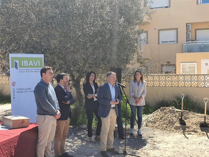 El conseller de Vivienda, Josep Marí, presenta una construcción de viviendas en Formentera