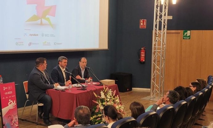 El consejero de Agua, Agricultura, Ganadería y Pesca, Antonio Luengo, en la inauguración de la Agrojornada en Floración, celebrada en Cieza