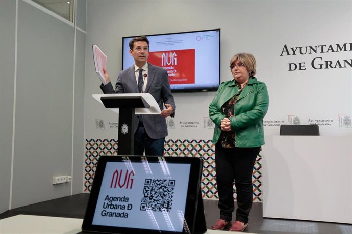 El alcalde de Granada, Francisco Cuenca, y la concejal Ana Muñoz.