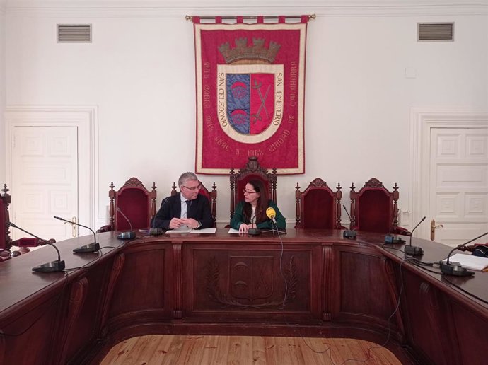 Balance industrial de Calahorra por el consejero de Desarrollo Autonómico, José Ángel Lacalzada y la alcaldesa de Calahorra, Elisa Garrido