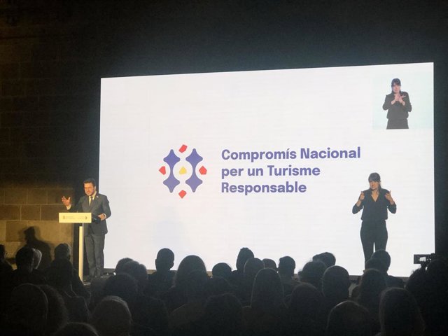 El presidente Pere Aragonès presenta el Compromís Nacional per un Turisme Sostenible en la Llotja de Mar.