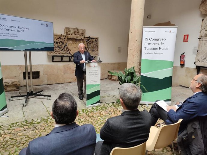 Santonja en la presentación del congreso de Turismo Rural en Salamanca.