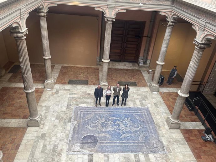 La única manera de apreciar el mosaico es mediante esta reproducción a tamaño real