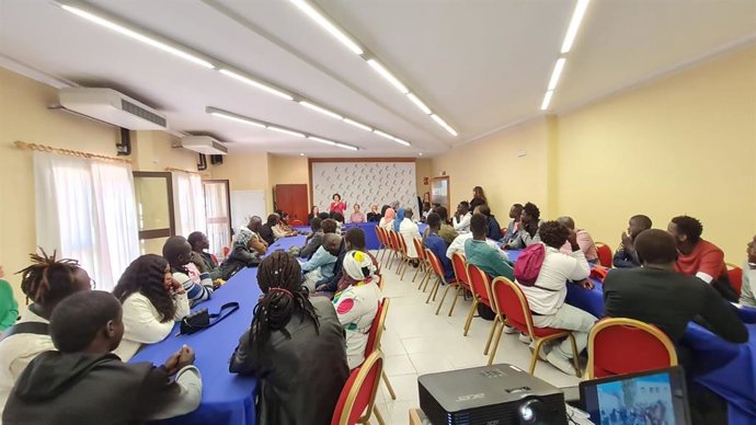 Govern y Patronat Obrer lanzan un programa para encontrar otra salida laboral a los vendedores ambulantes irregulares