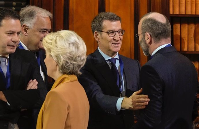 El presidente del PP, Alberto Nuñez Feijóo, con la presidenta de la Comisión Europea, Úrsula Von der Leyen, y al presidente del PPE, Manfred Weber, antes del inicio de la reunión del PPE