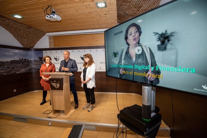 El diputado de Provincia Digital, Santos Jorna, presenta el curso 'Inclusión tecnológica y financiera para el mundo rural' que ayudará a los ciudadanos a realizar trámites bancarios online