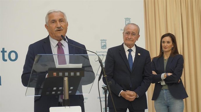 El concejal 'popular' José del Río; el alcalde de Málaga, Francisco de la  Torre; y la portavoz popular en el Ayuntamiento, Elisa Pérez de Siles, en rueda de prensa