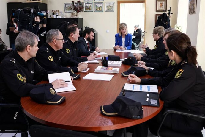 La consellera de Justicia, Gabriela Bravo, se reúne con la Policía de la Generalitat antes de la presentación de la memoria de actividades de 2022