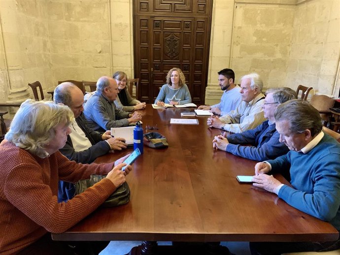 Hornilla y Sánchez mantienen un encuentro de trabajo con la Plataforma en Defensa del Patrimonio Sevillano.